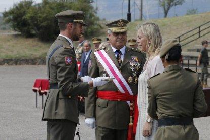 El rey clausuró la ceremonia al ordenar romper filas en medio de un intenso aguacero.
