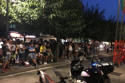 En las dos imágenes, inferior y superior, una concentración masiva ayer a favor de las peñas.