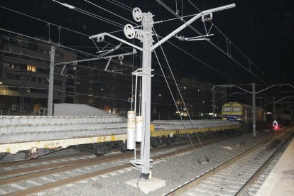 El tren histórico, ‘ye-ye’, saliendo de la estación de Lleida el pasado viernes para las prácticas.