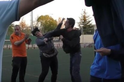 Moment de l’agressió a la mare d’un jugador a Logronyo.