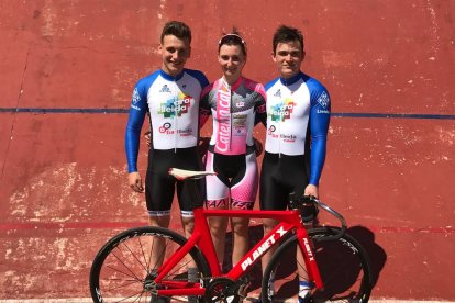 Corredores de todas las edades se forman en la obsoleta pista del Velòdrom.