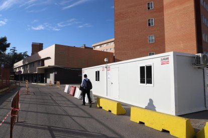 A l’esquerra, les aglomeracions que el CSIF denuncia al vestíbul de l’Arnau i, a la dreta, els mòduls al costat d’Urgències.