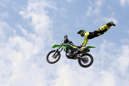 Imagen panorámica del complejo, con las rampas de salida de freestyle a izquierda y derecha y el trazado de supercross en el centro.