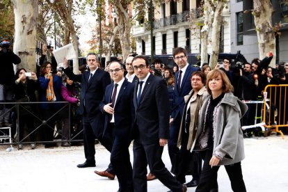 Ramona Barrufet, al centre, saludant els congregats al sortir ahir a la nit del Suprem.