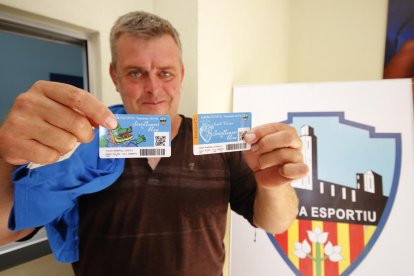 Un aficionat escriu un missatge de record al mural dedicat a Antoni Palau.