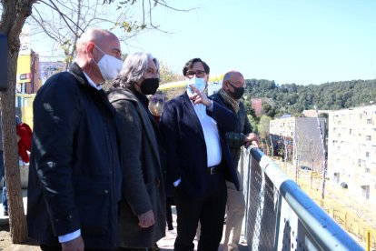 Aragonès, ayer, y de fondo una imagen del 14 de abril de 1931, en la que se ve al president Francesc Macià proclamar la república catalana.