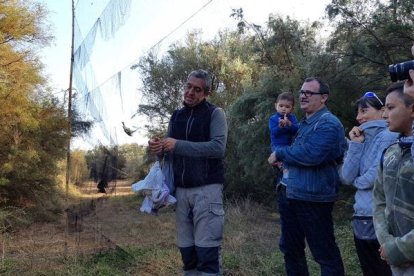 Els participants en l’anellatge d’aus a Utxesa (a l’esquerra) i en el que es va portar a terme a Rufea (a la dreta).