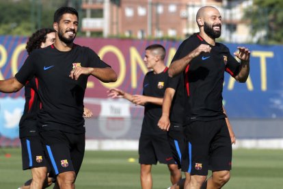 Ernesto Valverde conversa con Josep Maria Bartomeu antes del entrenamiento de ayer.