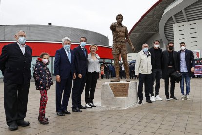 Sergi Barjuan somriu ahir al dirigir l’entrenament de la plantilla barcelonista.