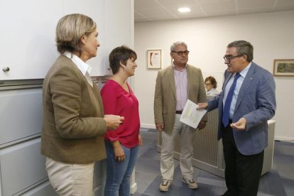 Àngel Ros y elconcejal Joan Gómez, con directivos del SAD.