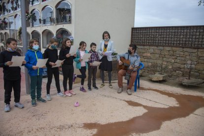 Mercat de flors - Roses, crisantems i pensaments es troben entre les flors més demanades als llocs ubicats davant del cementiri de Lleida.