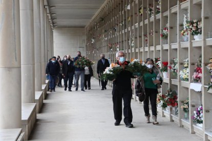 Mercat de flors - Roses, crisantems i pensaments es troben entre les flors més demanades als llocs ubicats davant del cementiri de Lleida.