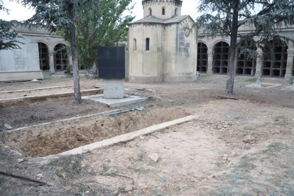 Mercat de flors - Roses, crisantems i pensaments es troben entre les flors més demanades als llocs ubicats davant del cementiri de Lleida.