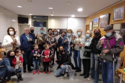 Mercat de flors - Roses, crisantems i pensaments es troben entre les flors més demanades als llocs ubicats davant del cementiri de Lleida.