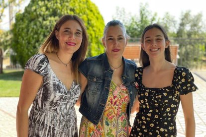 Mercat de flors - Roses, crisantems i pensaments es troben entre les flors més demanades als llocs ubicats davant del cementiri de Lleida.