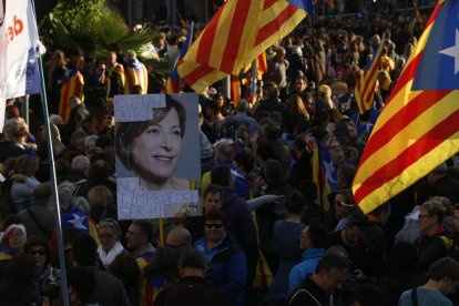 La manifestació va comptar amb la participació de castellers, com a símbol de la unitat i l’esforç col·lectiu, a la capçalera de la marxa.
