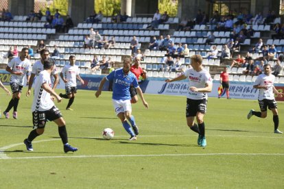 Moustapha controla una pilota que va acabar cedint al debutant Adrià Gené, el llançament del qual es va estavellar al pal.