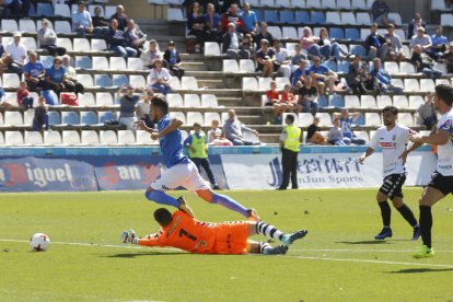 Moustapha controla una pilota que va acabar cedint al debutant Adrià Gené, el llançament del qual es va estavellar al pal.