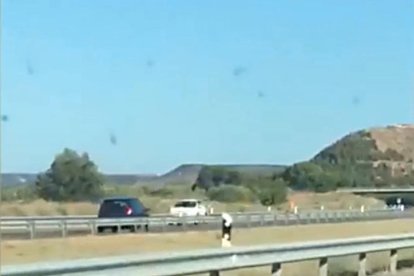 Imatge del cotxe circulant en direcció contrària.