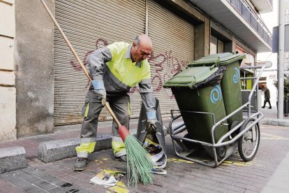 Parte del equipo de peones que salen a diario a barrer las calles del Centro Histórico y el Eix Comercial.