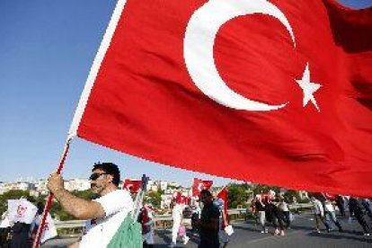Una multitud recuerda en Estambul el primer aniversario del fallido golpe