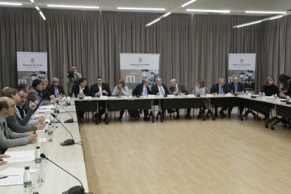 L’A-14, batejada Autovia de la Ribagorça, discorre paral·lela a l’N-230 i té uns 16 km construïts.