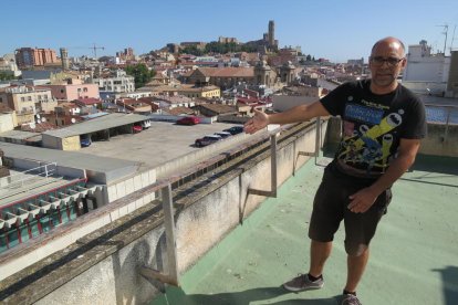 Un baño que está inutilizable, sin agua y con tuberías a la vista.