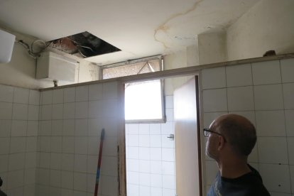 Un baño que está inutilizable, sin agua y con tuberías a la vista.