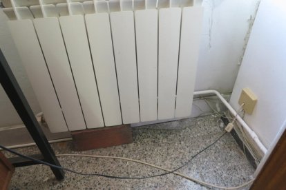 Un baño que está inutilizable, sin agua y con tuberías a la vista.