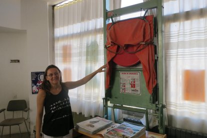 Un baño que está inutilizable, sin agua y con tuberías a la vista.
