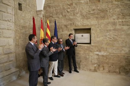 Rajoy va descobrir una placa per inaugurar el parador del Roser, situat al carrer Cavallers de Lleida.