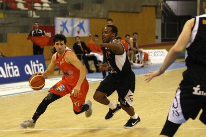 Rubín de Celis, intentando superar a Monaghan, se vio siempre superado por sus rivales y se mostró muy fallón en ataque.