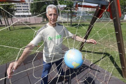 Personal del centro tutelado Torre Vicens observaba ayer una de las ocho esculturas expuestas estos días en las instalaciones.
