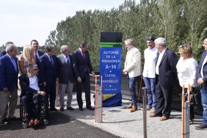 Los primeros coches que circularon ayer por la A-14 desde Lleida hasta Almenar, llamada también autovía de la Ribagorza.