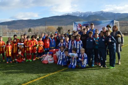 Los participantes en el torneo posan con los juguetes que se recogieron ayer.