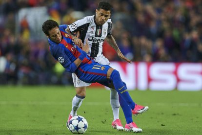 Luis Suárez y Leo Messi se lamentan de la mala fortuna que ayer tuvo el equipo azulgrana, igual que ocurrió en el partido de ida disputado en Turín.