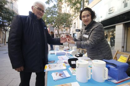 Un home se sotmet a una prova de glucèmia a l’Eix.