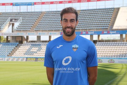 Iván Agudo lluita una pilota amb un jugador del Sabadell, en una acció del partit d’ahir.