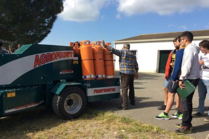 La demostració davant dels estudiants de l’Escola d’Alfarràs.