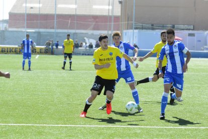 Albisua intenta endur-se la pilota, davant de l’oposició de diversos rivals, en una acció del partit d’ahir.