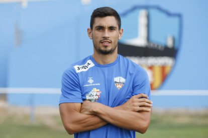 Albisua intenta endur-se la pilota, davant de l’oposició de diversos rivals, en una acció del partit d’ahir.