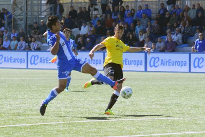 Albisua intenta endur-se la pilota, davant de l’oposició de diversos rivals, en una acció del partit d’ahir.
