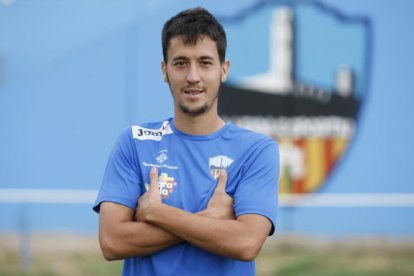 Albisua intenta endur-se la pilota, davant de l’oposició de diversos rivals, en una acció del partit d’ahir.