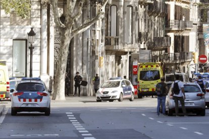 La furgoneta va baixar Les Rambles pel centre i fent 'eses', segons un testimoni
