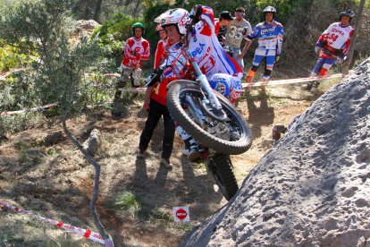 Arnau Farré, a la izquierda, durante el recorrido de ayer, mientras que Cots, a la derecha, en la zona de troncos de la prueba isleña.