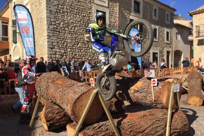 Arnau Farré, a la izquierda, durante el recorrido de ayer, mientras que Cots, a la derecha, en la zona de troncos de la prueba isleña.