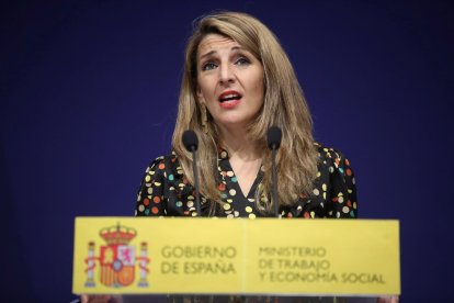 El ministre d’Universitats, Manuel Castells, i la titular de Treball, Yolanda Díaz.