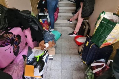 A l’esquerra, moment en el qual es produeix el desnonament i a la dreta, les pertinences de la família.