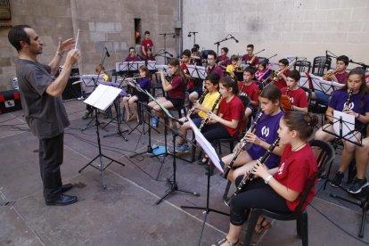 Los pequeños de la Escola d’Acordió, preparados para actuar.