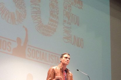 Sánchez, en l’acte a la Casa de Cultura de Burlada.